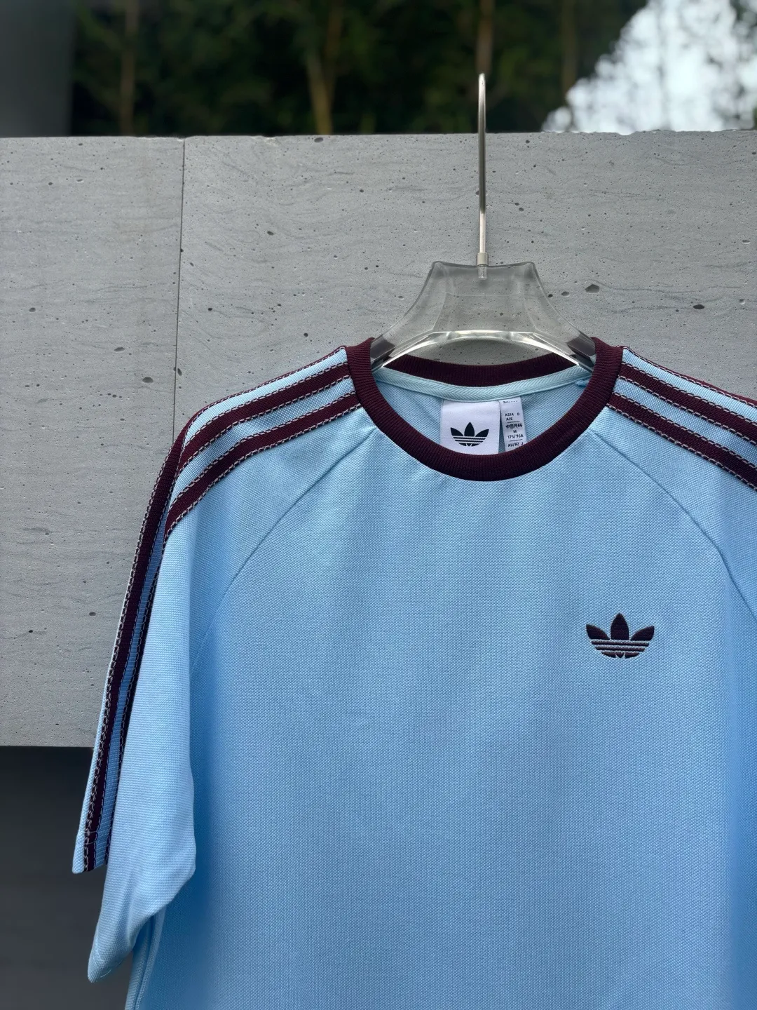 𝟬𝟱𝟬𝟰𝟯# Exclusive real shot/difference between various stolen pictures and online picture versions on the market [𝗔𝗗𝗜𝗗𝗔𝗦 Adidas Clover Classic Raglan Round Neck Couple Style Short Sleeves]👭Who knows! I was very impressed by these two pieces from Adidas ✨Classic raglan sleeves + three stripes on the side, directly welding the 𝟵𝟬𝘀American Retro on the body. ✅Full set of 1:1 customized accessories ➕Customized three-label ➕𝗬𝘂𝗮𝗻 version hang tag ➕𝗹𝗼𝗴𝗼 packaging bag 🔥 ➕Scan the QR code of the tag to enter the official website. ✅The top Original version, ins Xiaohongshu, Kuaishou, and many bloggers wear it. ▫️[Comfortable fabric] Selected pique fabric, skin-friendly and breathable, the upper body is soft and not sweaty, and there is no burden for daily wear ▫️[Versatile is not optional] Light Blue/Khaki are available in two colors. The raglan sleeves hide the flesh and make you look slimmer. You don’t have to choose your body shape or the outfit. It looks good when worn alone. It’s a couple style with eyes closed. ▫️[Full of details] Neat routing, fine workmanship, and clover-leaf prairie texture. It can be worn for daily commuting, going out on the street, and doing sports. ✅The soft and glutinous front-shoulder version hides the flesh to make you look slimmer without picking up your figure. The small label on the chest is low-key and textured/super feeling. I really want every piece𝗮𝗹𝗹𝗶𝗻! Size: 𝗦～𝗫𝗫𝗟 Color: Light Blue